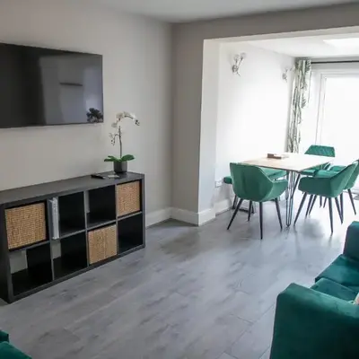 Wave Stays - Ground Floor Apartment - Outside Seating Area