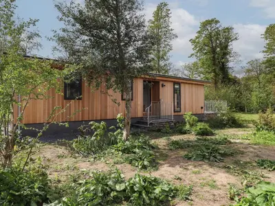 a small wooden house in a yard at Blackthorn Copse in Ulverston