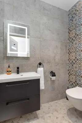 a bathroom with a sink and a mirror and a toilet at Flatzy - 16 Guests 4 En-suite Central Apartment B in Liverpool