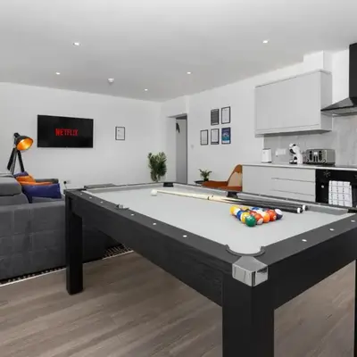 Flatzy - 16 Guests 4 En-suite Central Apartment B