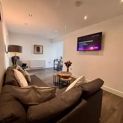 Franks Apt 1 - Outdoor Courtyard - Sleeps 6