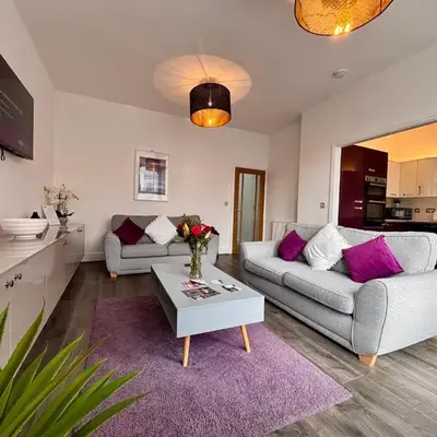 Franks Apt 2 - Outdoor Balconies - Sleeps 8