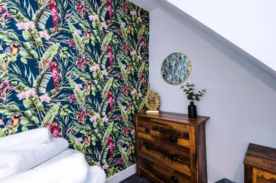 a bedroom with a mural of flowers on a wall at Charming & Modern 4 bed, ideal for contractors and leisure in Egerton