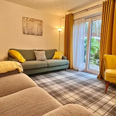 Cheerful 2 Bedroom Home with Off-road parking