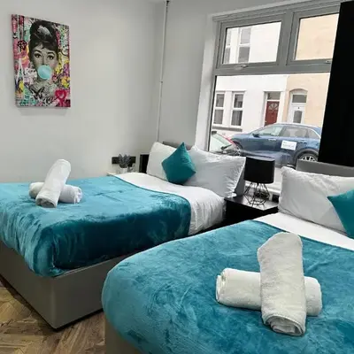 4 bed 4 bath House with Free Parking