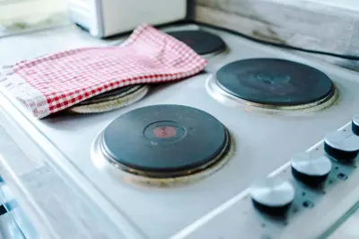 a stove top with three plates on top of it at 1BR & 2BR Apt -for CONTRACTORS- free PARKING close to EVERTON & ANFIELD stadium, Liverpool City Centre managed by Chique Properties Ltd in Liverpool