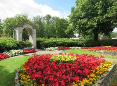 a garden with a bunch of flowers in a park at Crabtree House in Moreton