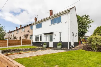 a white house with a fence and a yard at Lookout 5-Bed House in Darwen Blackburn BB1 Free Parking Roadside in Rishton