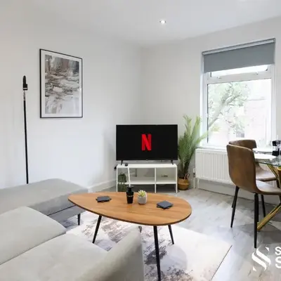 Modern 2 Bed Apartment By Smooth Stays Short Lets & Serviced Accommodation Preston With Parking Near Train Station