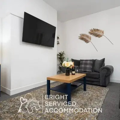 2 Bed Laburnum House - Free Parking & Private Yard