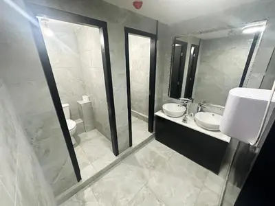 a bathroom with two sinks and a shower at The Valley Inn Liverpool in Liverpool