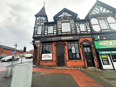 a building on the corner of a street at The Valley Inn Liverpool in Liverpool