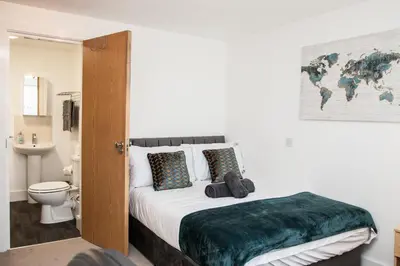 a bedroom with a bed and a bathroom with a toilet at Penthouse - Liverpool City Centre - NHS STAYS - Liverpool Royal Hospital in Liverpool