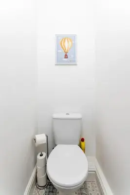 a bathroom with a white toilet in a room at Flatzy - Modern 3 Bedroom Home in City Centre in Liverpool