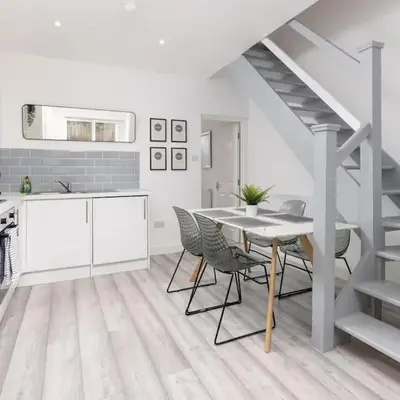 Flatzy - Modern 3 Bedroom Home in City Centre