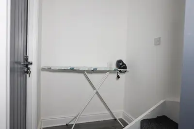 a ironificialificialificialificialificialificialificialificialificialificialificialificialificialificial at Central Location Liverpool, Modern Home, 4 BR, Sleeps 9, Free Parking in Liverpool