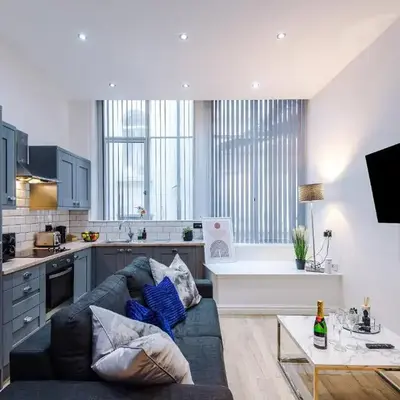Modern 2-Bedroom Apt In the Heart of City Centre