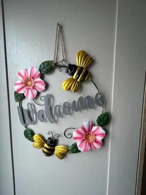 a wreath of bees and a welcome sign on a door at Deck Of The Bay in Heysham
