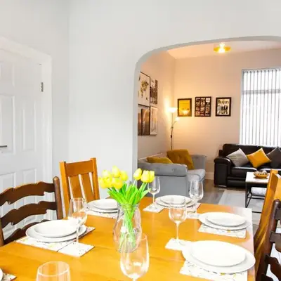 4 Bedrooms Spacious House With 2 Bathrooms Free Parking - sleeps up to 10 guests
