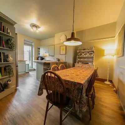 107a - 3 Double Bedrooms