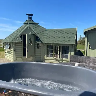 Off GRID Hobbit Hut with Wood Burning Hot tub NO SHOWER