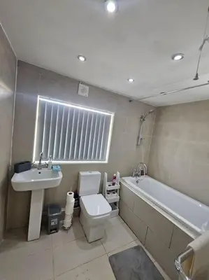 a bathroom with a sink and a toilet and a bath tub at City Centre - Comfy 6 beds - Up to 30 percent off - Contractors delight in Liverpool