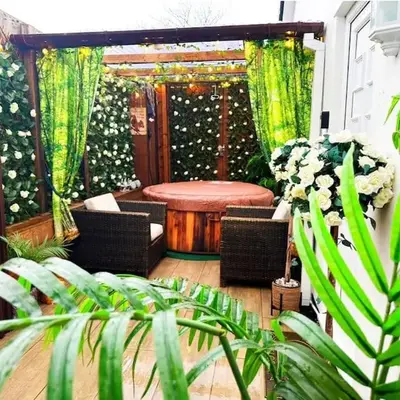 Squirrel Hideaway with Hot Tub in Formby