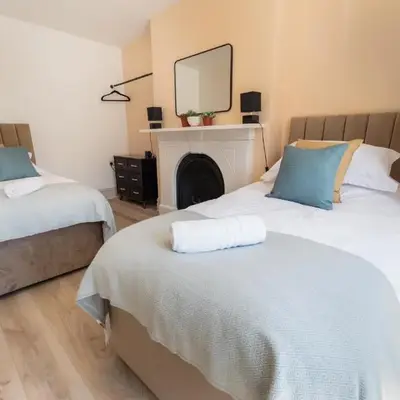 Comfy 5 star Stays - 6 Bedrooms - Sleeps 8 - Free Parking & WiFi - Wirral