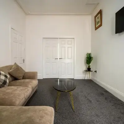Seaside - House - Sleeps 10 - Parking - Garden
