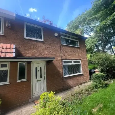 Cozy 3-Bedroom House in Bolton