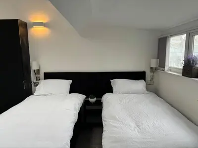 two beds sitting next to each other in a bedroom at Williamson 2 Bedroom City Centre sleeps 10 in Liverpool