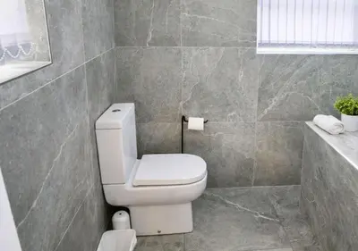 a bathroom with a white toilet in a room at Williamson 2 Bedroom City Centre sleeps 10 in Liverpool