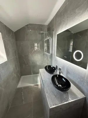 a bathroom with a black sink and a shower at Williamson 2 Bedroom City Centre sleeps 10 in Liverpool