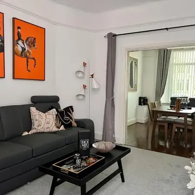 Spacious Home - Sleeps 5 persons - Minutes Walk from Anfield Stadium