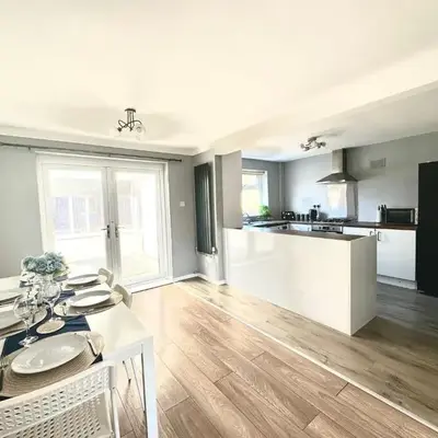 Stunning Open Plan 3 Bed House - Driveway & Garden