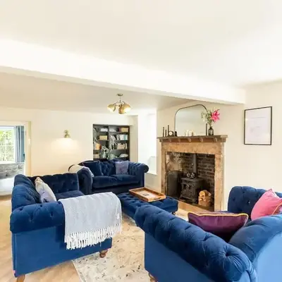 OLD BANK HOUSE - Perfect Getaway for Friends & Families