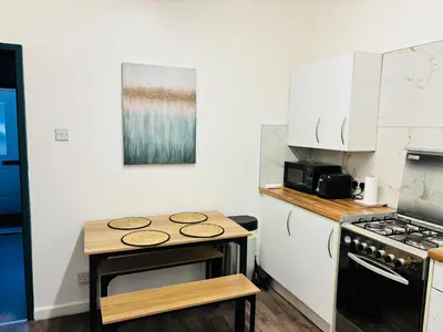 a kitchen with a counter and a stove and a counter top at ENTIRE LUXURY HOUSE near CITY CENTRE - FREE PARKING in Liverpool