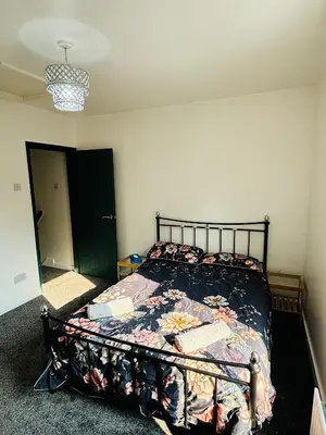 a bedroom with a bed in a room at ENTIRE LUXURY HOUSE near CITY CENTRE - FREE PARKING in Liverpool