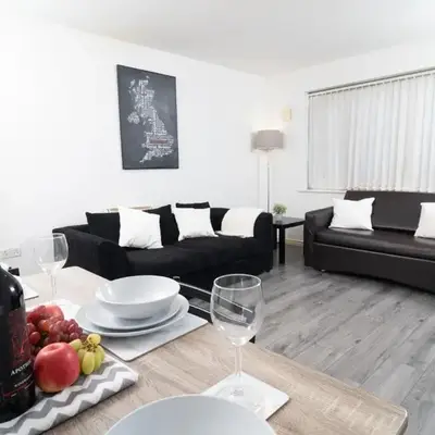 City Haven Modern 3 Bedroom Apartment with Private Parking