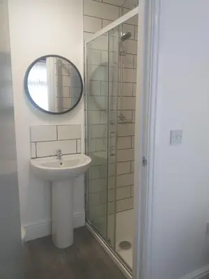 a bathroom with a sink and a mirror at Liverpool 3-Bed House - Sleeps 6 in Liverpool