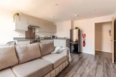 a living room with a couch and a kitchen at Spacious 2Bed Central Liverpool Nightlife & Events, sleeps up to 10 in Liverpool
