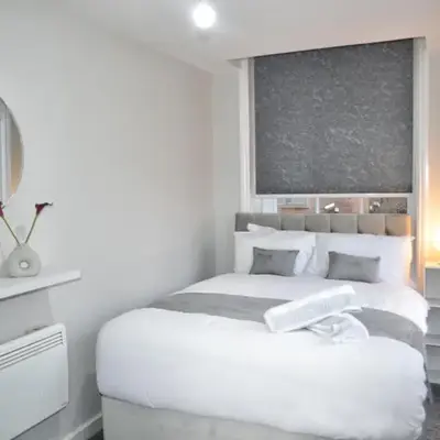 City Comfort Modern 1-Bed Apartment sleeps up to 4