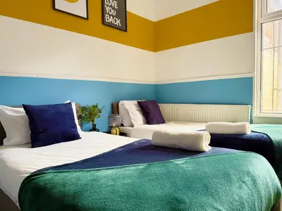 two beds sitting next to each other in a room at Liverpool Serviced Apartment - Phillimore in Liverpool