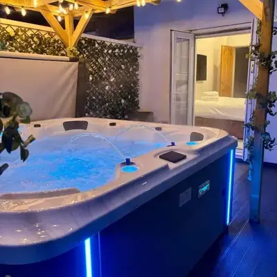 Lethbridge Villa 49 3-bedroom Apartment with private HOT TUB