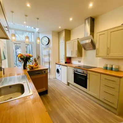 Blackpool - 4 Beds - Sleeps 10 - Pet Friendly