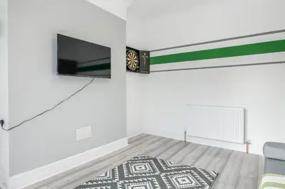 a living room with a tv and a rug at Contractor Luxury Home - Long Stays - 4 Bedrooms - Sleep 8 - Zip & Link Beds - Ultra Fast WiFi - Free Parking in Birkenhead