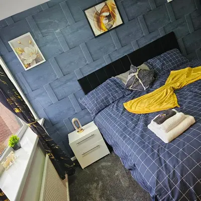 an overhead view of a bedroom with a bed at West park Royal House, Holidays, Contractors,Relocation,Free Parking & WiFi in Preston