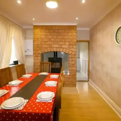 4 Bed House Sleeps 8 - Pet Friendly with Garden