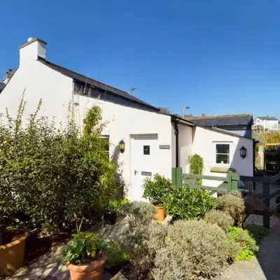 Spacious & relaxing cottage stay with free parking