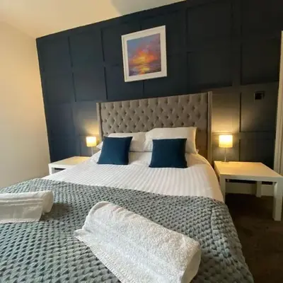 Flat2 large modern King Bed Flat
